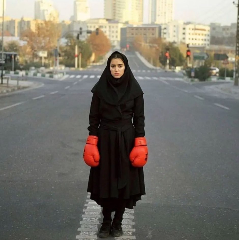 在伊朗，所有女性都必須配戴頭巾。（圖／Newsha Tavakolian）